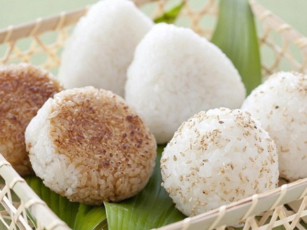 Cơm nắm muối vừng đơn giản mà ngon
